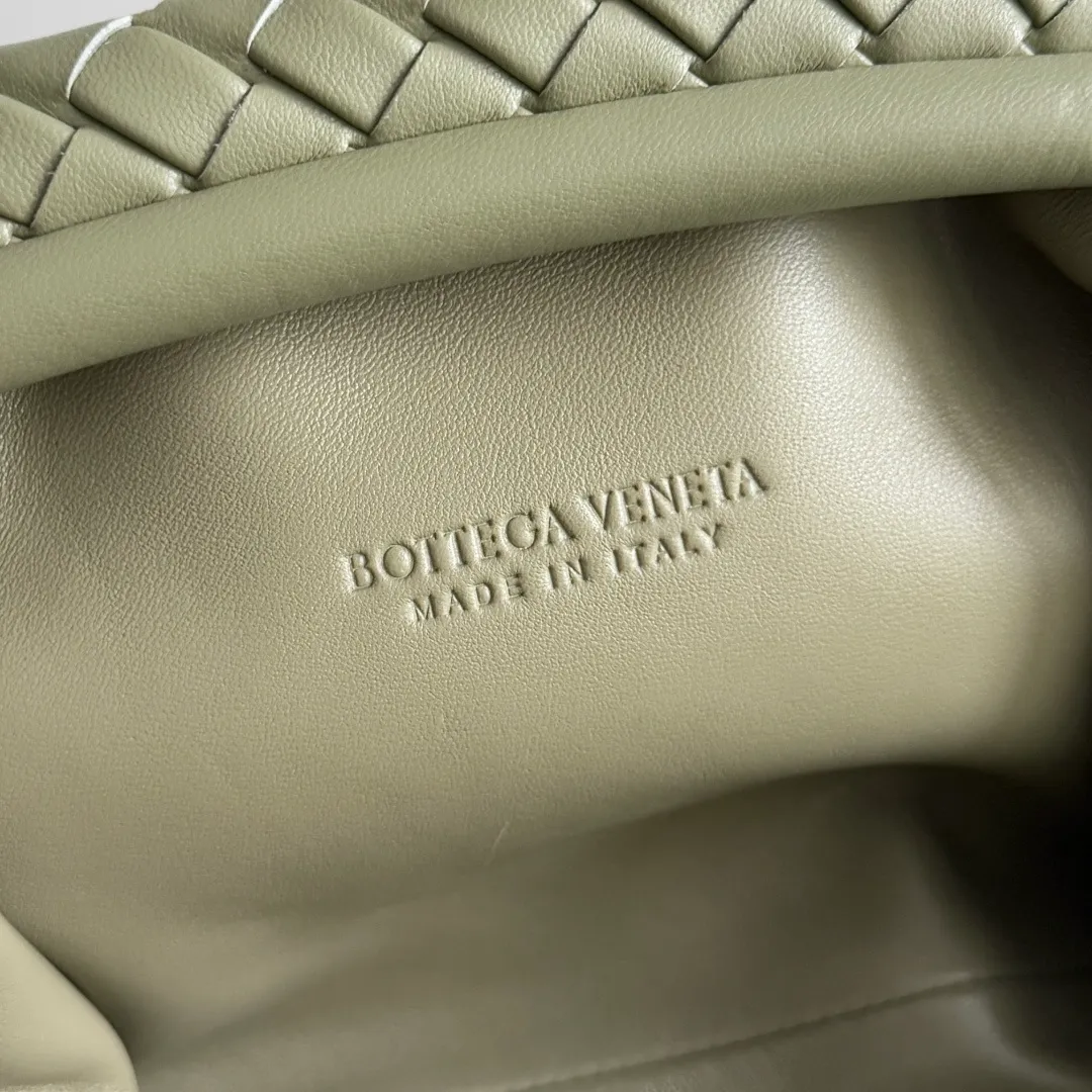 Batch 1880 BOTTEGA VENETA LAUREN 1980 small clutch bag is new! The small size that many people squat on is finally here. The self-adjustable zipper is a highlight of this bag. After being removed, it can be used as a handbag for important occasions. One bag unlocks two carrying methods at the same time. It is practical and has a unique sense of structure and beautiful lines. It is more elegant than a small cloud. It is a tribute to the classics and the pursuit of modernity. Style number: 804038 Size: 27*15*8cm